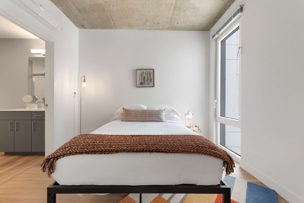 Concert Stay New 4BR Apt by Salt Shed