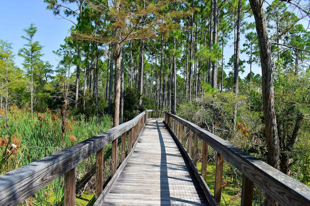 Fall Retreat Condo w Heated Pool Hot tub Pier Pk