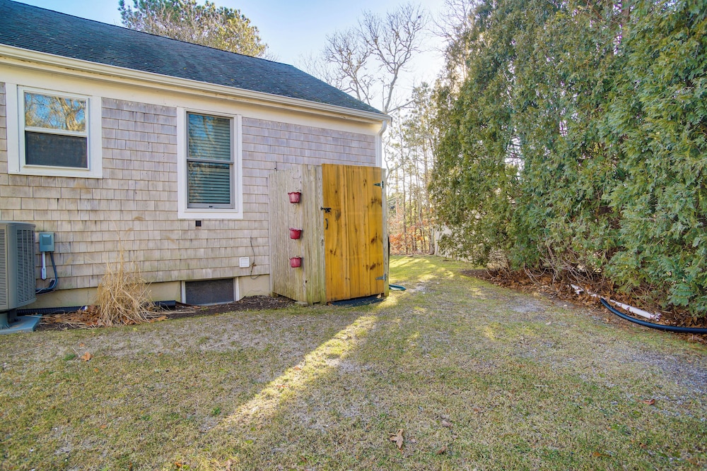Ping-pong & Backyard: Spacious Chatham Retreat