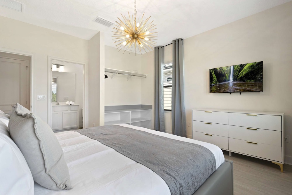 Magical 15-bedroom Villa Game Room, Theater & More!
