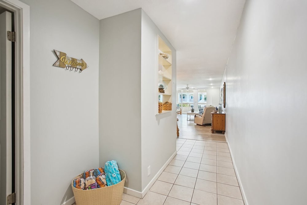 Luxe Oceanfront Retreat: St. Aug Hibiscus D202