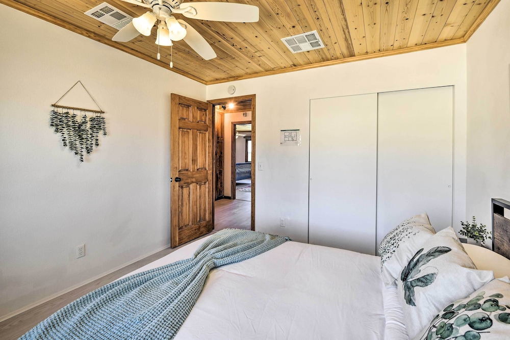 Chic Joshua Tree Pad w/ Mountain Views  Hot Tub - Property Image 21