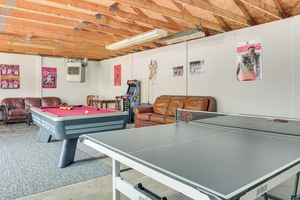 < 1 Mi to Lake Erie: Home w/ Hot Tub & Game Room!
