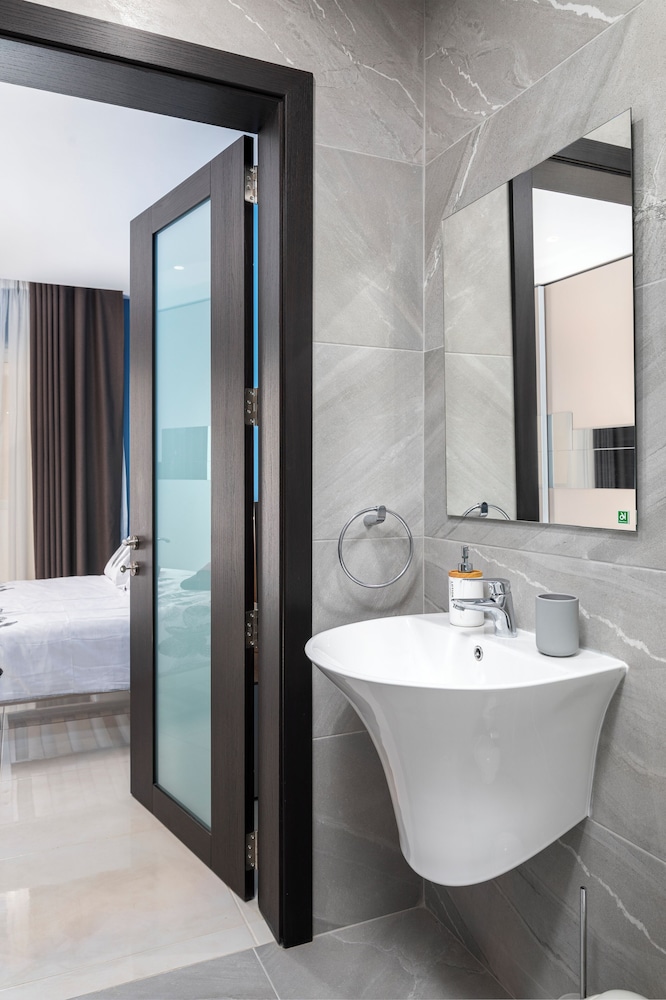 Modern Stylish 3 BR APT with Balcony