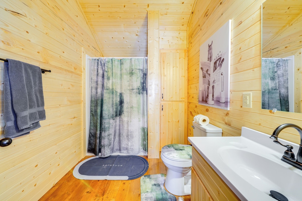 La Grange Cabin on a Racehorse Farm w/ Pond Views!