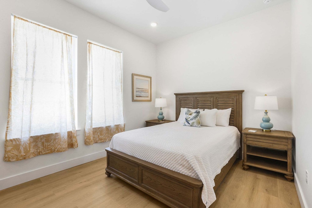 Beach Blessing- Pool Elevator Sleeps 16 SIX Bedrooms 6 Baths