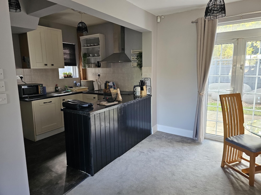 The Sweetbriar Cottage 3 Bedroom House in Leeds view 5
