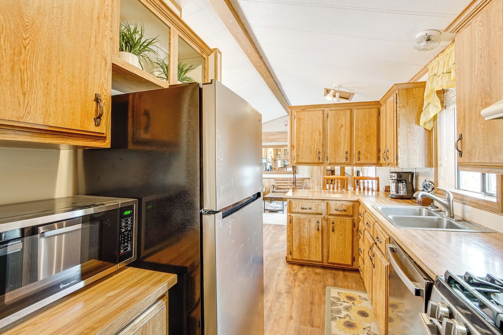 Creekside Cabin w/ Deck & Views in Panguitch!
