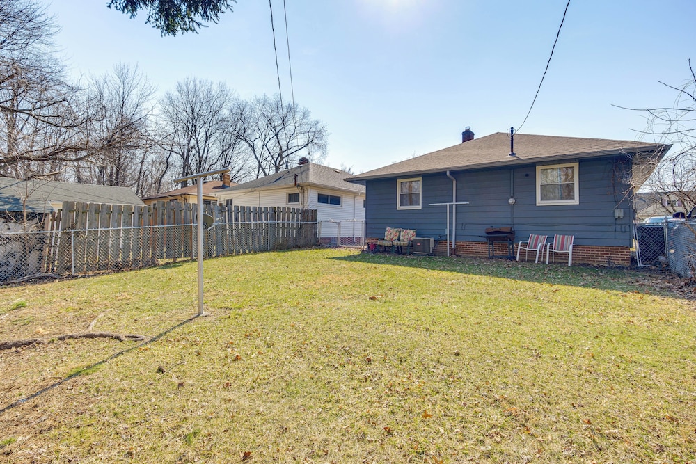 8 Mi to Dtwn Cleveland: Quiet Home w/ Fenced Yard