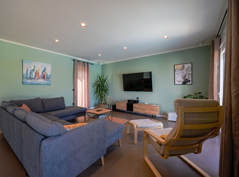 Matohanci Dazzling Villa With Pool