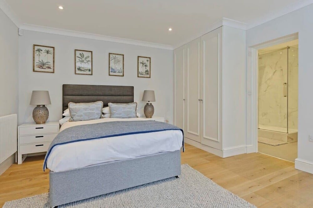 Large 2 Bedroom Kensington Garden Flat