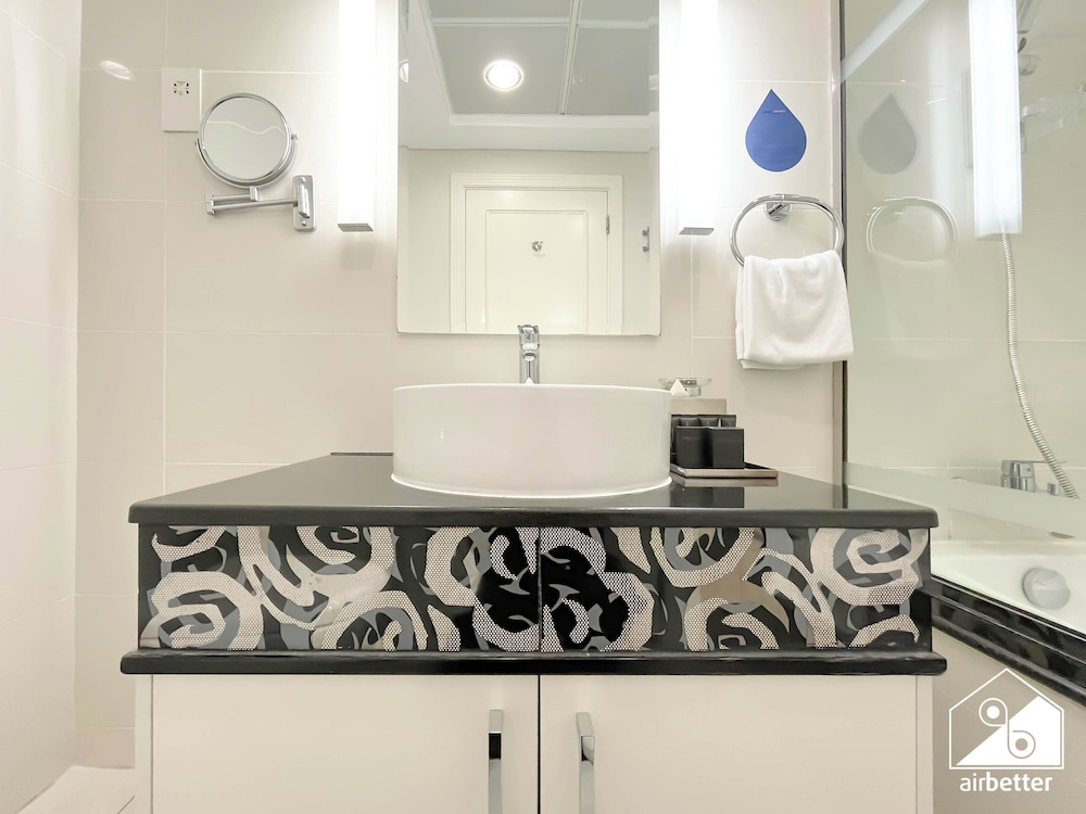 Elegant 2-bed Retreat Stunning Downtown Views