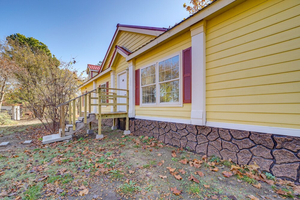 Pet-friendly Checotah Home w/ Deck & Lake Views!