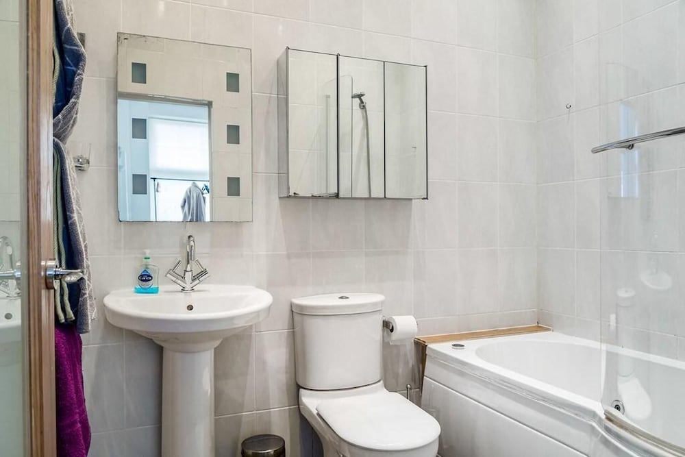 Specious Family Kensington 5-bed House, Sleeps 12