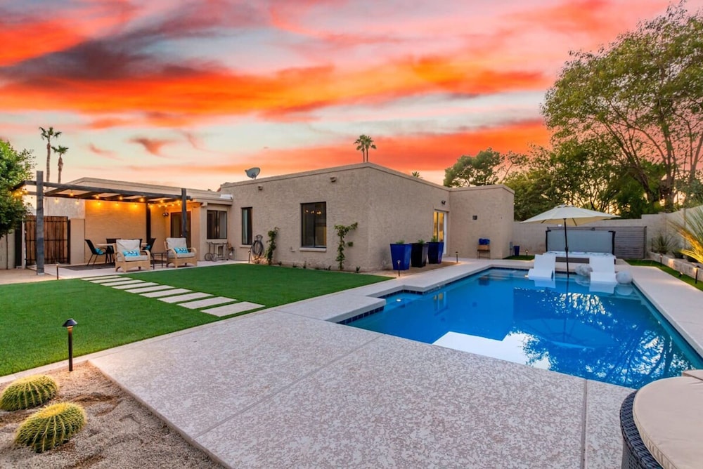 Executive Retreat Pool Spa AZ Canal Trail BBQ