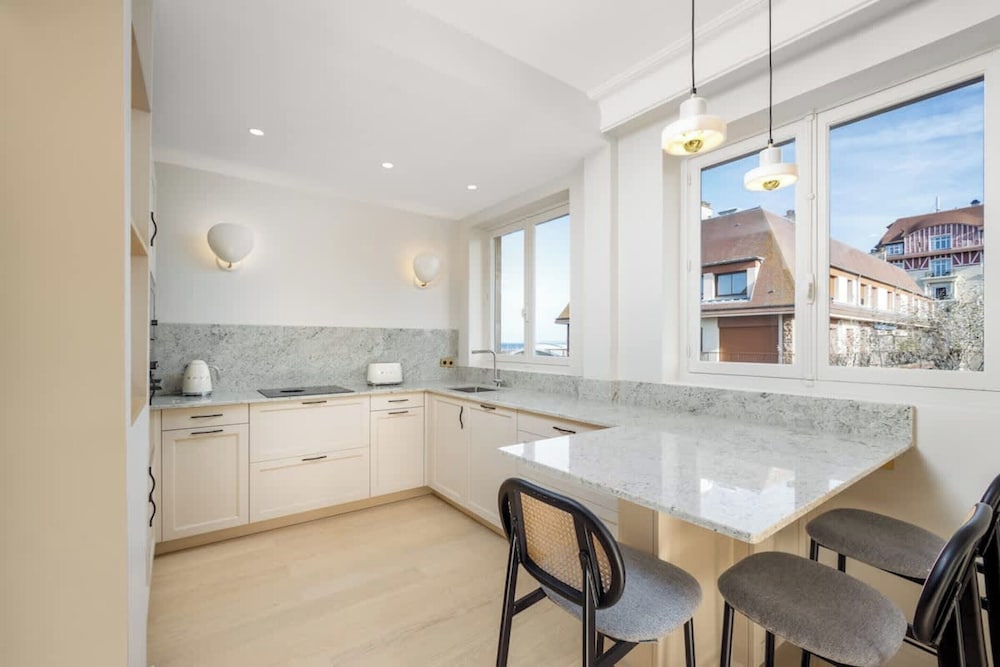 Luxury sea View 3br-2ba With Services in Deauville