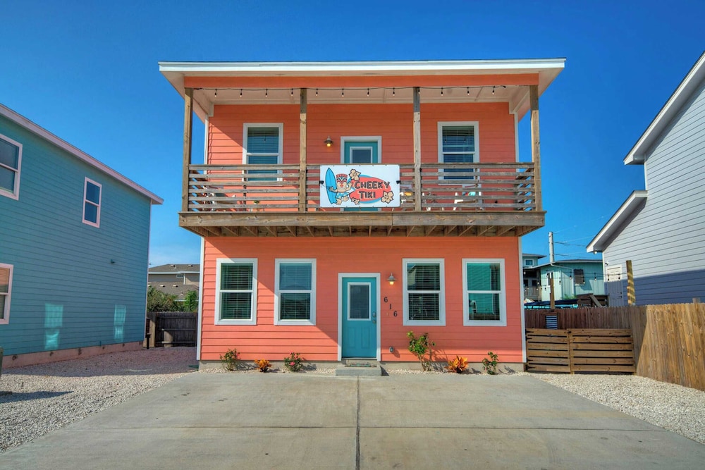 Sleeps 24, 2 Homes Pool, Backyard Tiki Bar, Fire Pit, Cornhole Walk to Beach