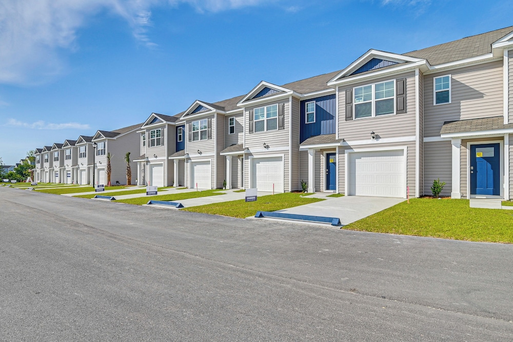 3 Mi to Shore: Family Townhome in Surfside Beach
