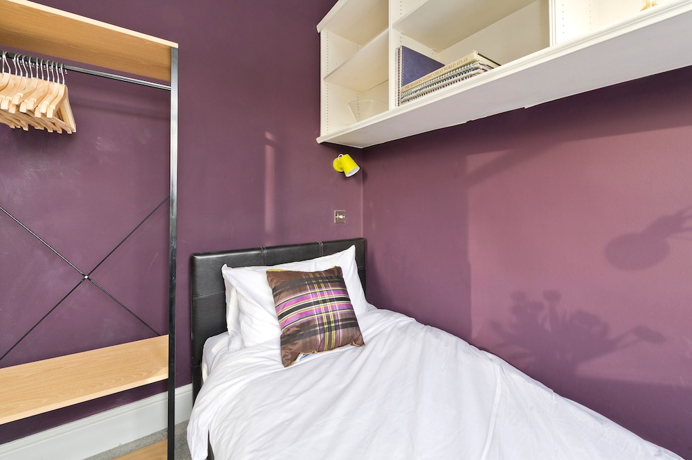Charming Apartment Close to Kings Road Chelsea by Underthedoormat
