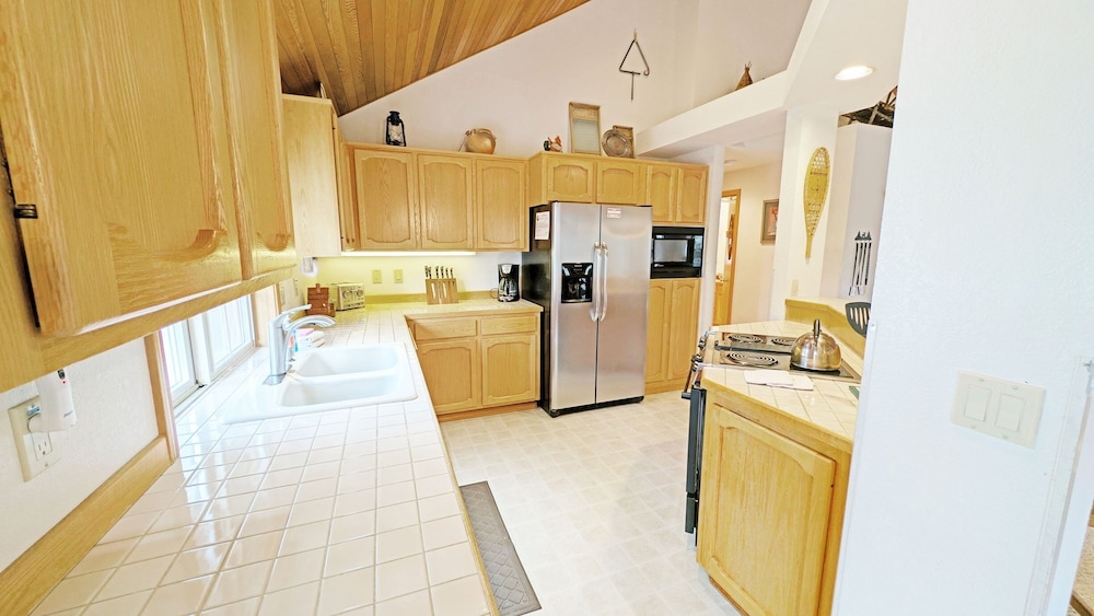 Snowshoe Inn-pyramid Mtn 7 3 Bedroom Home