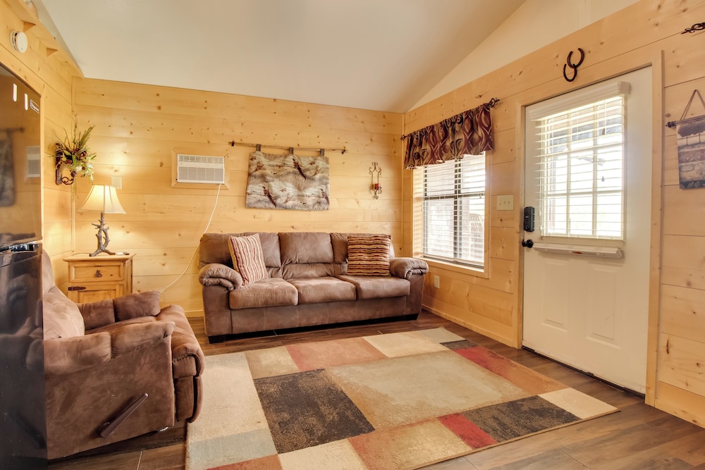 Cabin Getaway in Mountain View w/ Porch + Grill