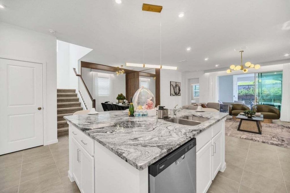 Private Pool, Spa, Movie Theater Room For Family! 7 Bedroom Villa