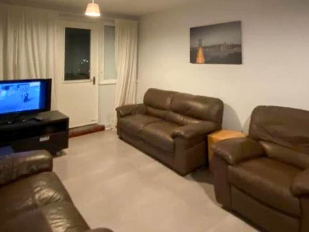 Room in Apartment - Normanton - Family Room With Balcony view 4
