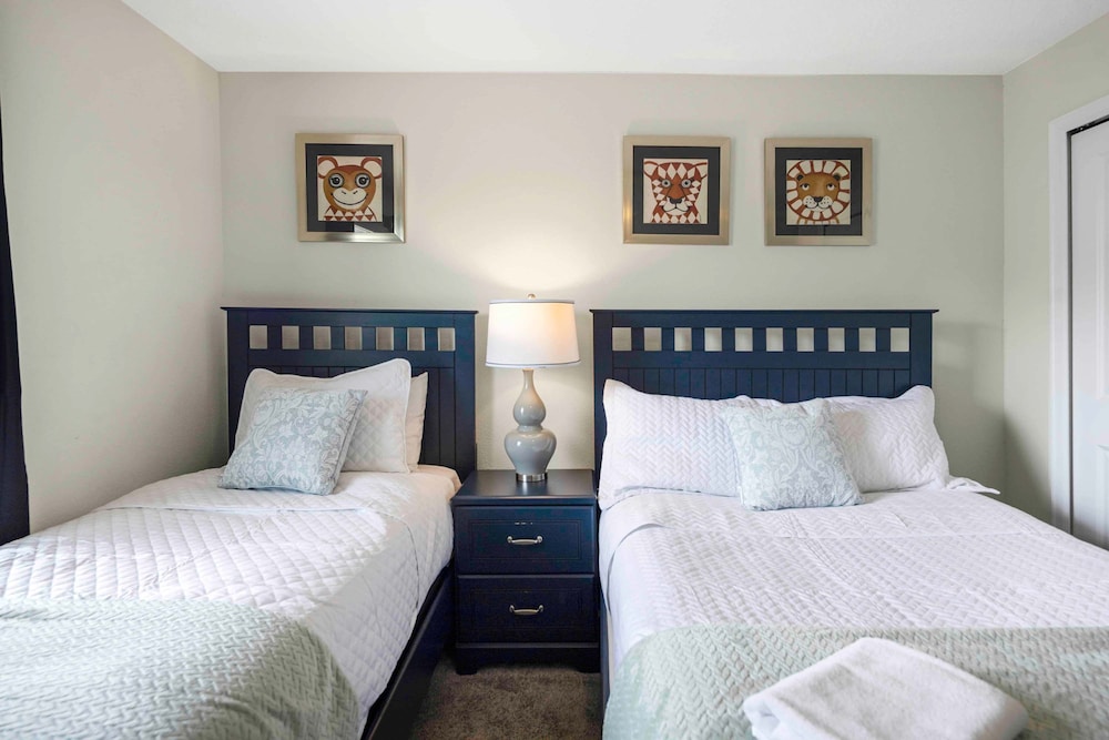 Stylish 4BR Pool Townhome Storey Lake