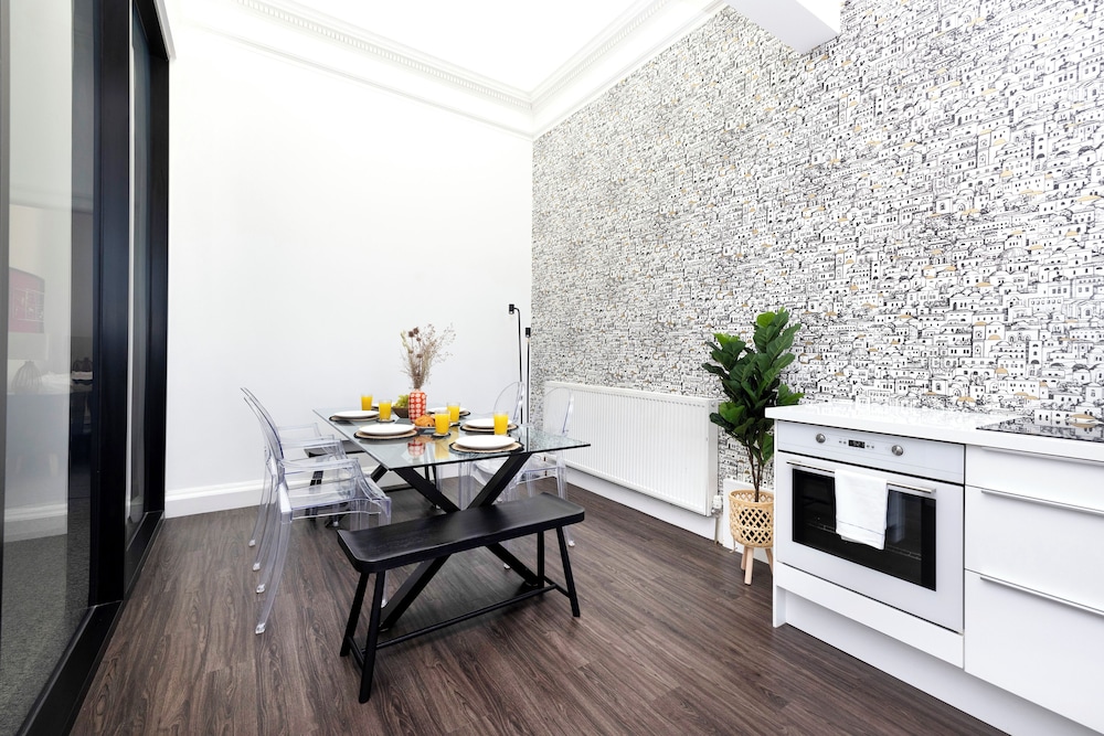 Delightful 3-bed Flat with Parking