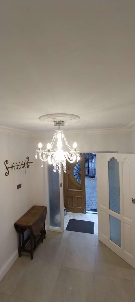 Bromley Manor - Spacious 11 Bedroom House