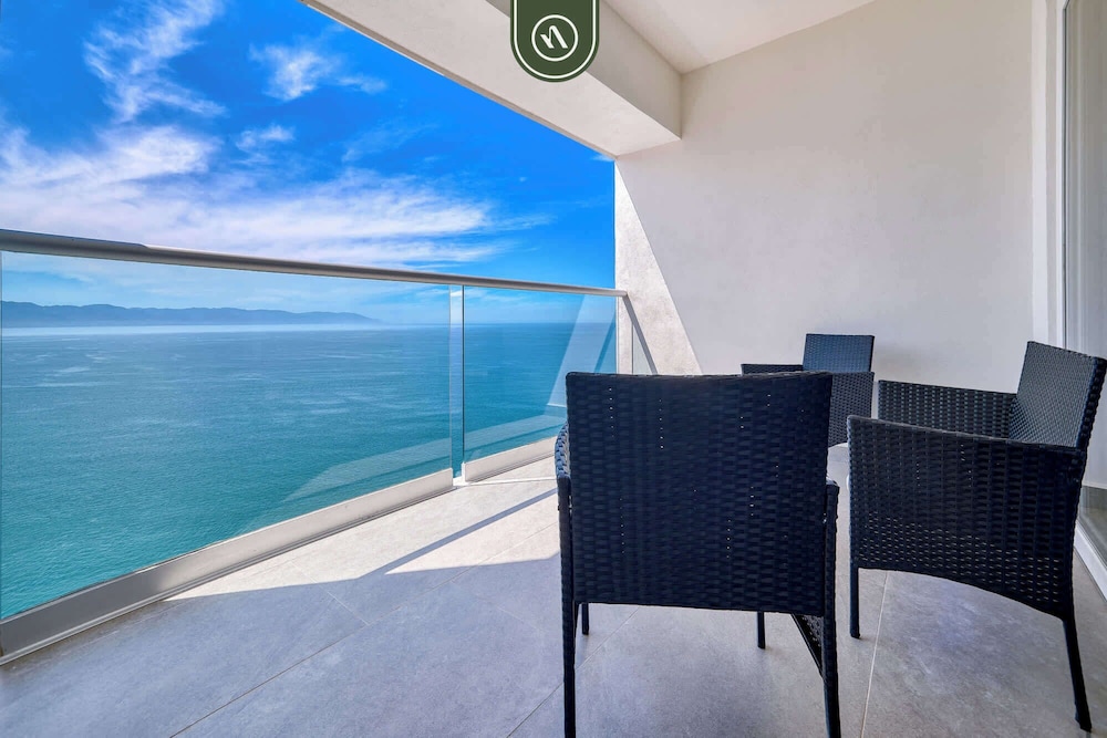 New Oceanfront 1 BR Condo - Gym - Beach - Pool