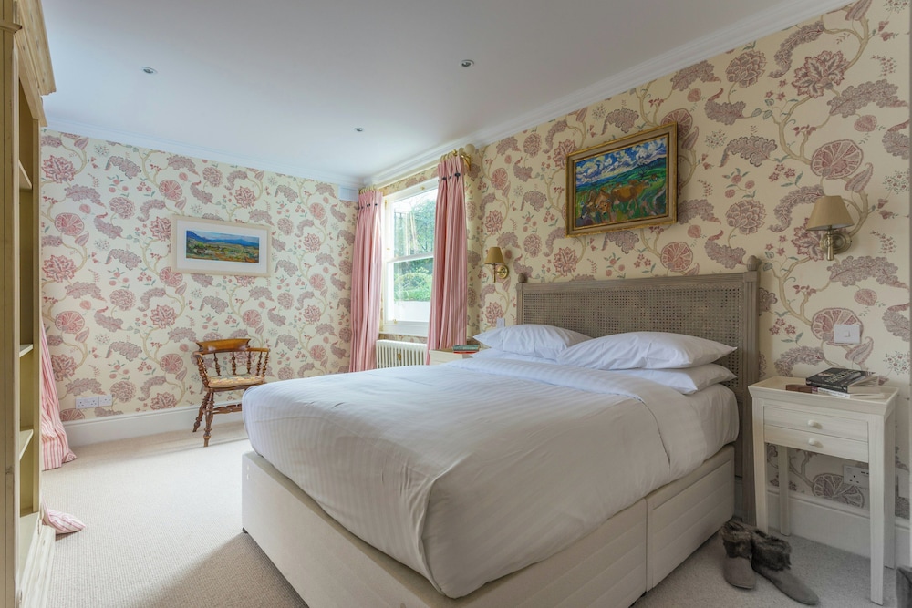 Elm Park Gardens XI by Onefinestay