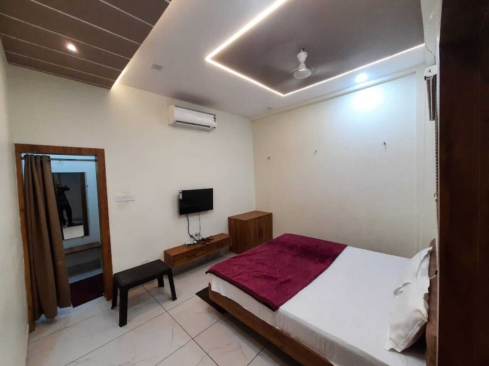 Hotel G R Inn near Temple & Rail Station