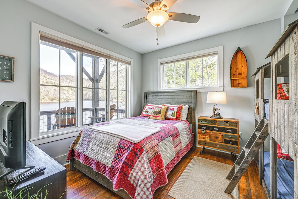 Direct Lake Access & Fire Pit: Tuckasegee Cottage!