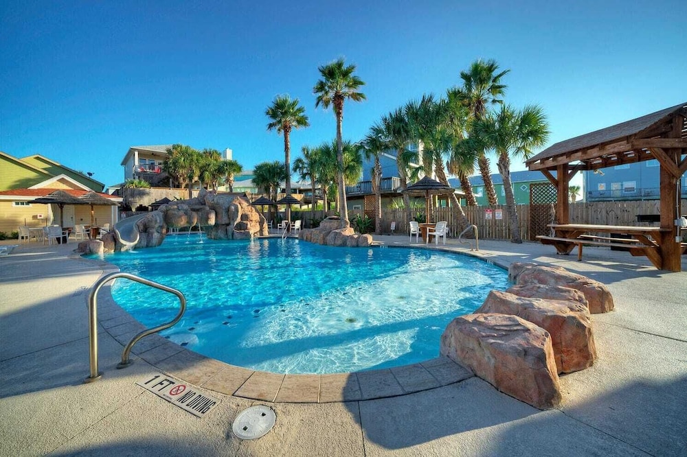 Sleeps 23, 2 Beachside Homes Resort Pool, Walk to the Beach, Balcony + Yard