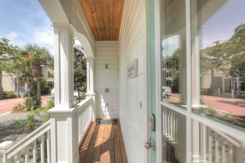 Dunn Inn 2 by Avantstay Walk to Beach, Pool Access, Sleeps 17!