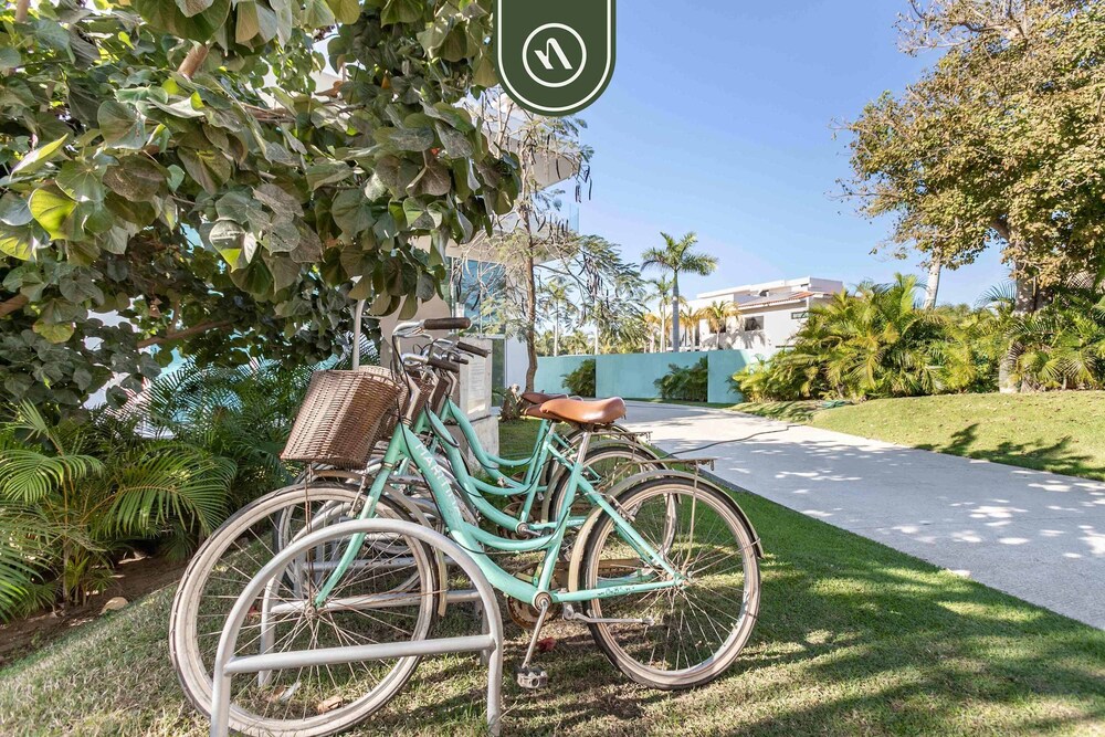 Luxury 3 BR Condo - Beach Access 1 Block Away