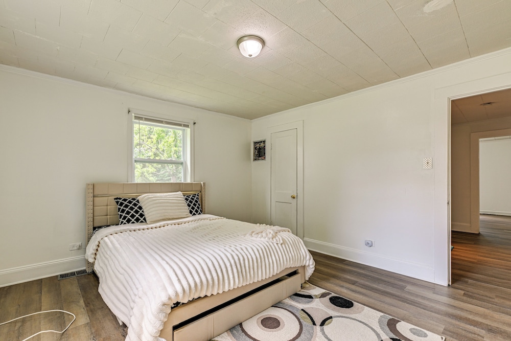 6 Mi to Dtwn: Charming Home w/ Yard in Charlotte