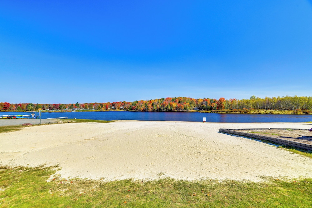 Lake Access & Game Room: Cabin in Pocono Mtns
