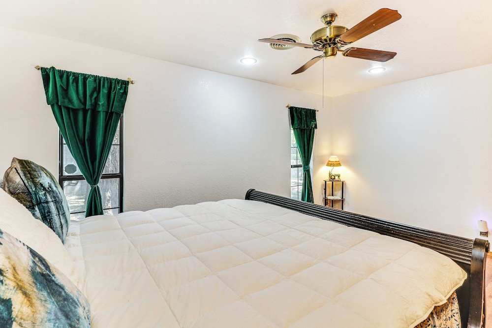 3 Mi to Downtown Roswell: Home w/ Patio + Yard