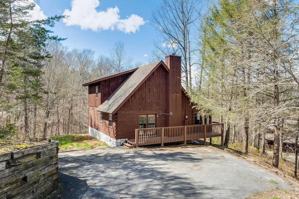 2 Cabins Porch w/ Hot Tub + Views, Game Room Dudley II & III by Avantstay