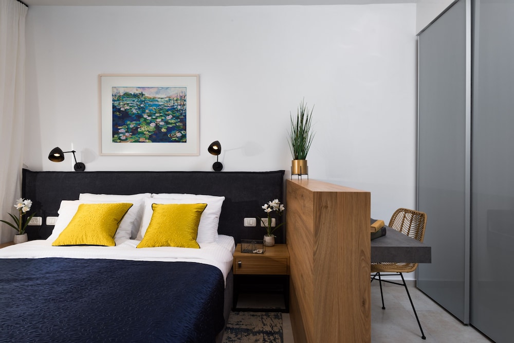 Contemporary & Texture-Rich Hideaway view 4