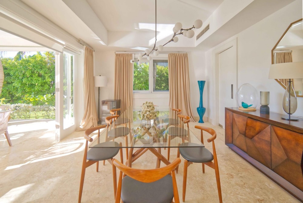 Modern Villa w Golf and Lake View in Beach Resort