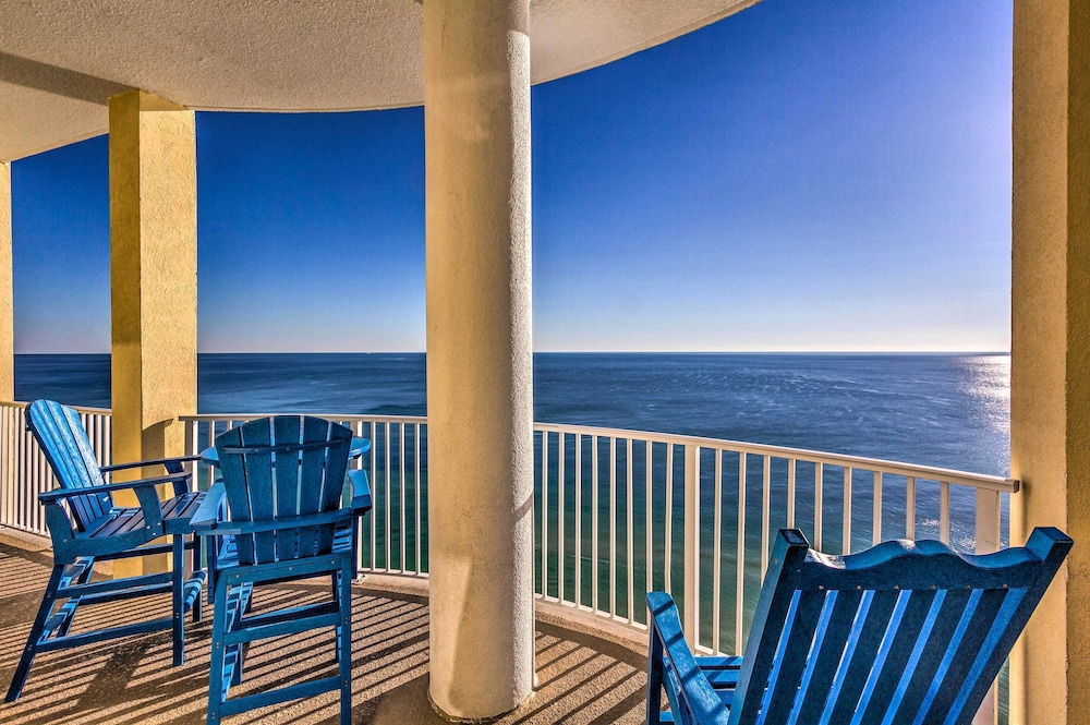 Beachfront Condo w/ Resort Amenities & Ocean Views