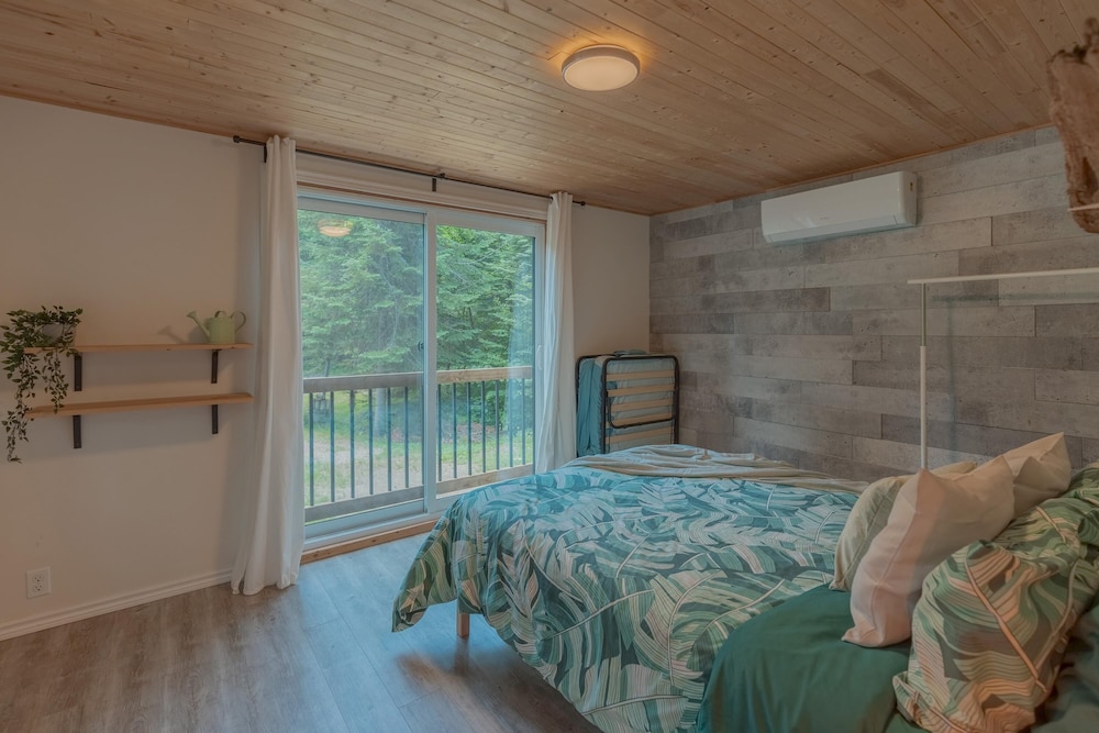 The Phoenix - Riverside Chalet With Beach