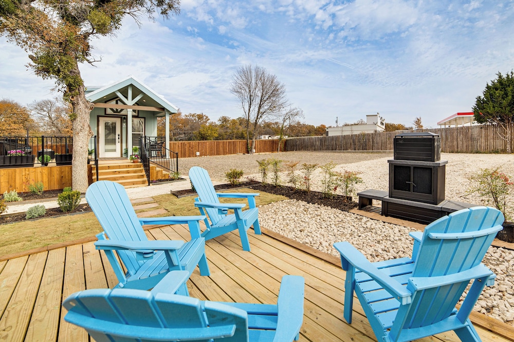 Walk to Lewisville Lake: Cozy Couples Retreat
