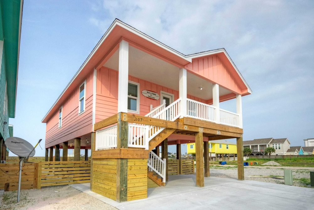 Sleeps 21, 2 Homes Private Pool, Patio Lounge w/ Fire Pit, Bar, TV, & Games