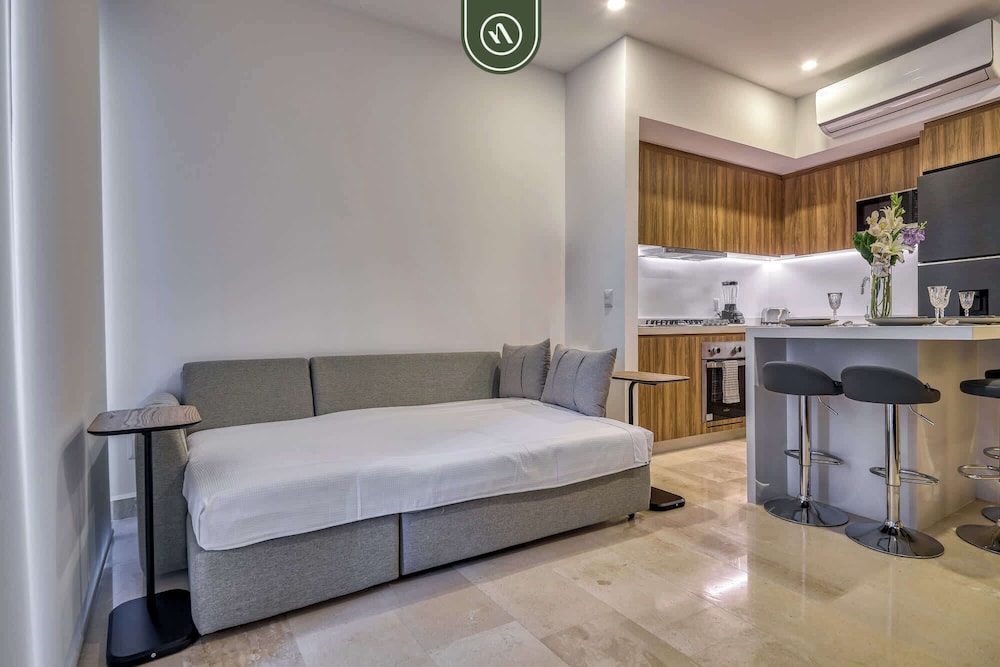 New Oceanfront 1 BR Condo - Gym - Beach - Pool