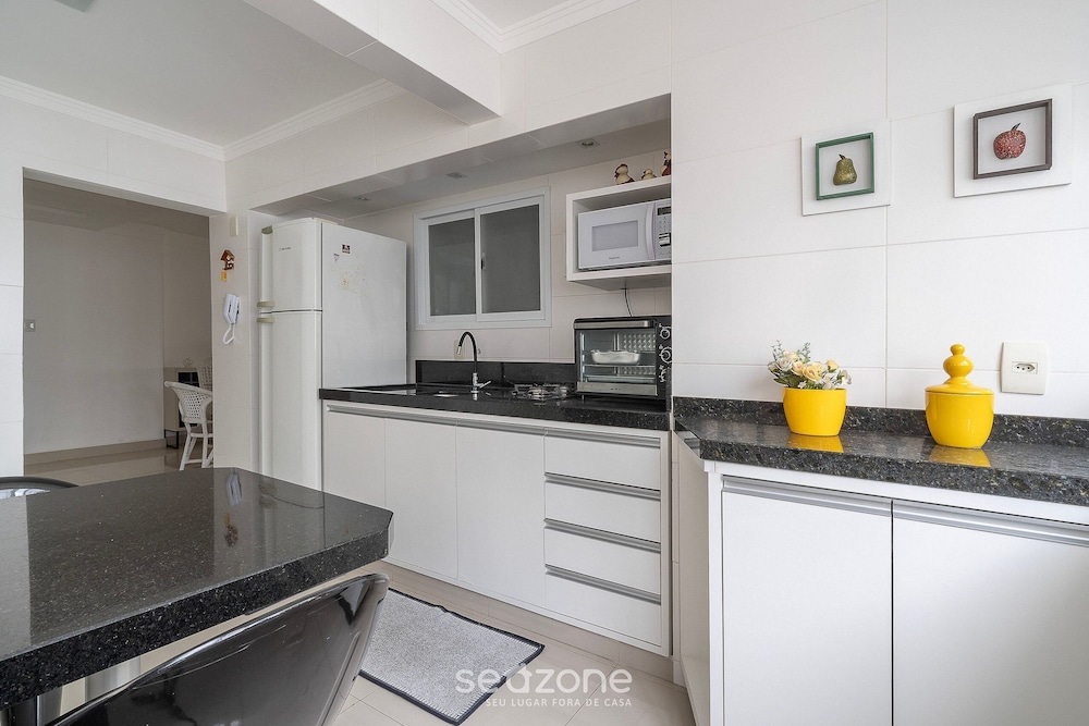 Apt 1 Block From Beach in BC Great Location Cep093