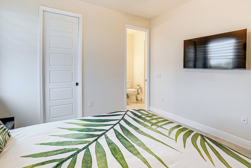 10 Mi to Beaches: Modern Retreat in Port Charlotte
